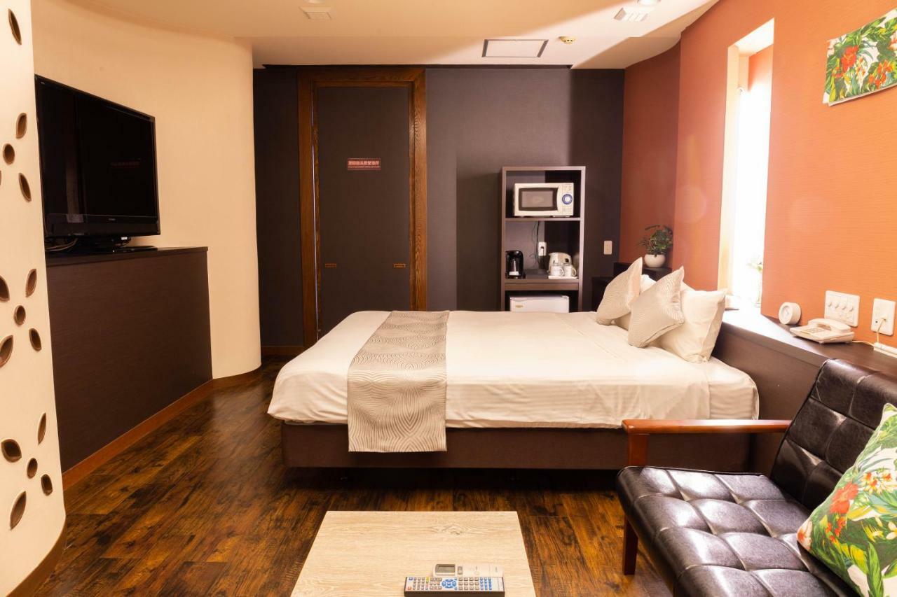 Nami No Ue Crystal Hotel Naha Bagian luar foto